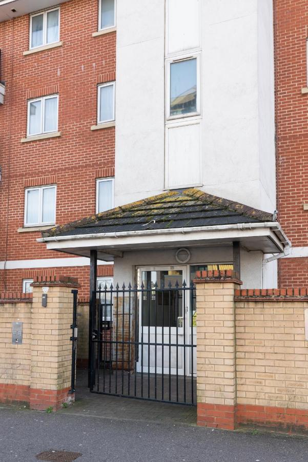 Suites By Rehoboth - Abbey Wood Station - London Zone 4 Екстериор снимка