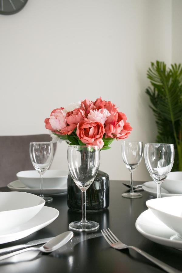 Suites By Rehoboth - Abbey Wood Station - London Zone 4 Екстериор снимка