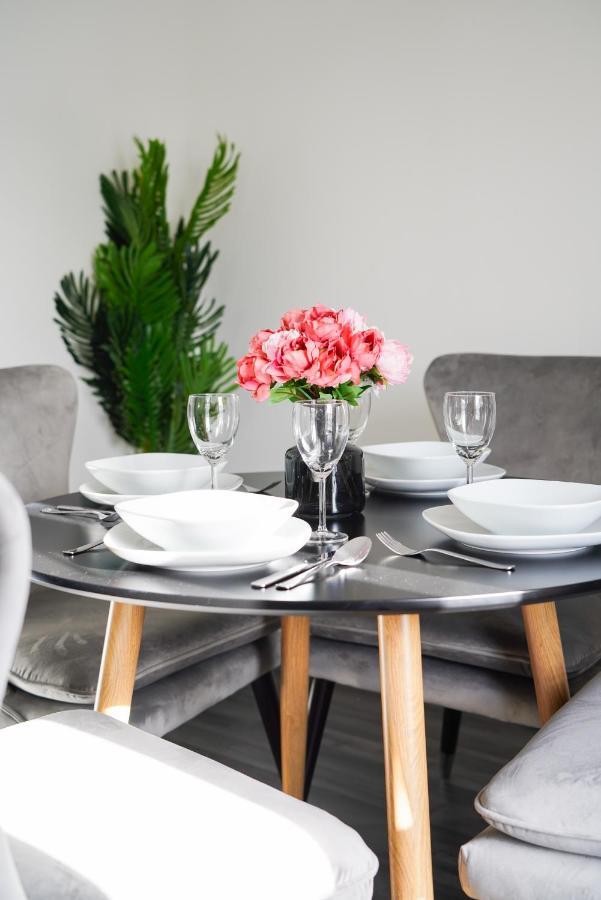 Suites By Rehoboth - Abbey Wood Station - London Zone 4 Екстериор снимка