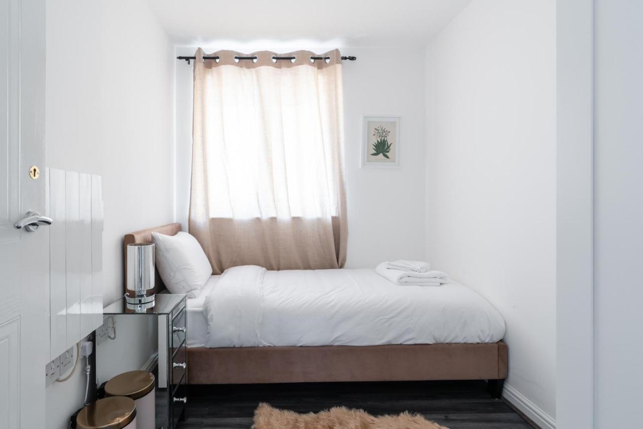 Suites By Rehoboth - Abbey Wood Station - London Zone 4 Екстериор снимка